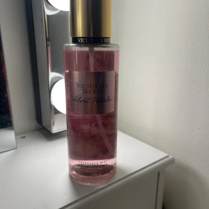Victoria’s Secret Velvet Petals Fragrance Mist  - Fräsch och söt body mist från Victoria's Secret. Velvet Petals bjuder på en mix av blomnoter och mandel. Varan har använts ungefär 5-6 gånger.
