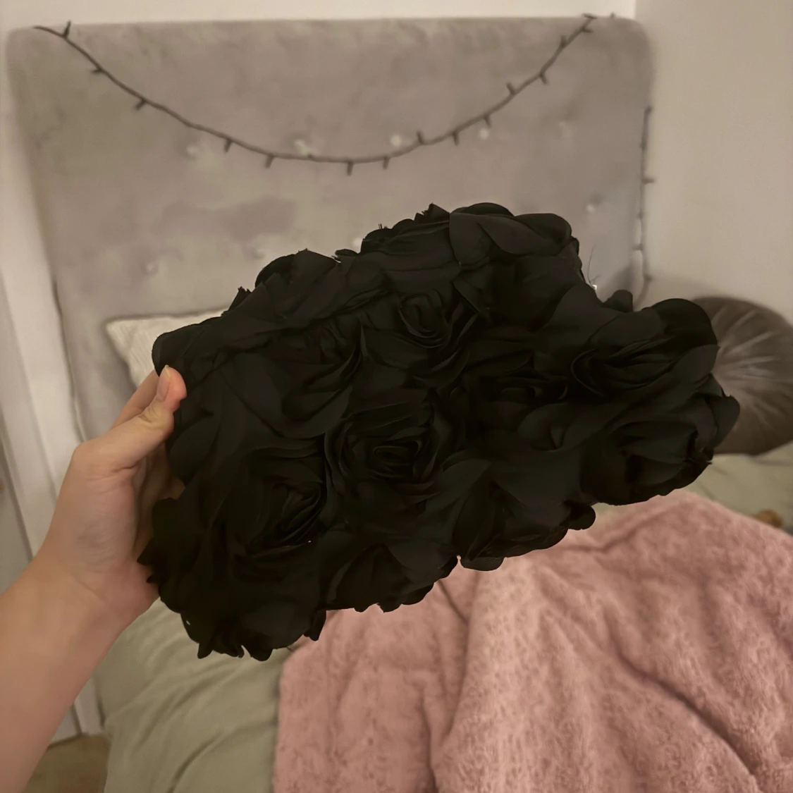 Svart clutch rosdetaljer