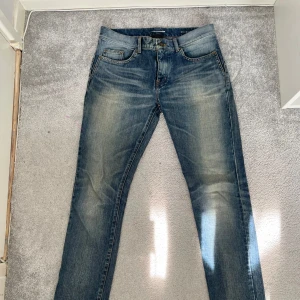 Saint Laurent jeans - Hej, säljer ett par sjukt feta Saint Laurent Jeans! Jeansen är sjukt limiterade och svåra att få tag på | Storlek = 31  Skick = 10/10  Nypris = 8000kr, säljs för endast 1799kr! 