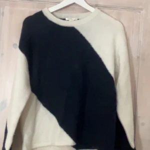 Svart och vit stickad tröja Gina Tricot - Säljer en stickad tröja från Gina Tricot i storlek 170. Tröjan har ett coolt diagonalt mönster i svart och vitt, rund hals och långa ärmar. Perfekt för dig som gillar kontraster och vill ha en mysig och snygg look.