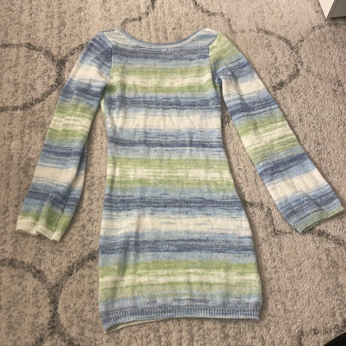 Randig stickad klänning i blått och grönt