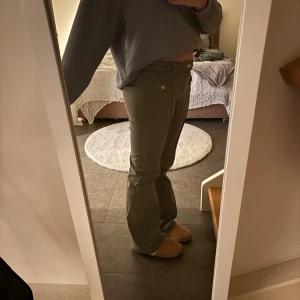 Gröna bootcut jeans hm  - Sååå snygga och trendiga gröna hm jeans, helt slutsålda och säljs ej längre😊 Pris kan alltid diskuteras, dem är i 38 men skulle säga mer 36 pga dess stretch❤️