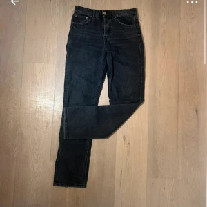 Zara jeans - Säljer ett par svarta Zara jeans med klassisk straight fit och fem fickor. Jeansen har hög midja och är tillverkade i slitstarkt denimmaterial. Perfekta för dig som gillar en tidlös och clean look.