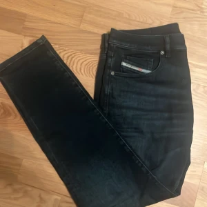 Svarta diesel denim jeans - Snygga mörkblåa diesel denim jeans med klassisk femficksdesign och diskret diesel logga på myntfickan. Jeansen har en slim/straight. Perfekta för dig som gillar stilrena och moderna jeans. Original pris 1200