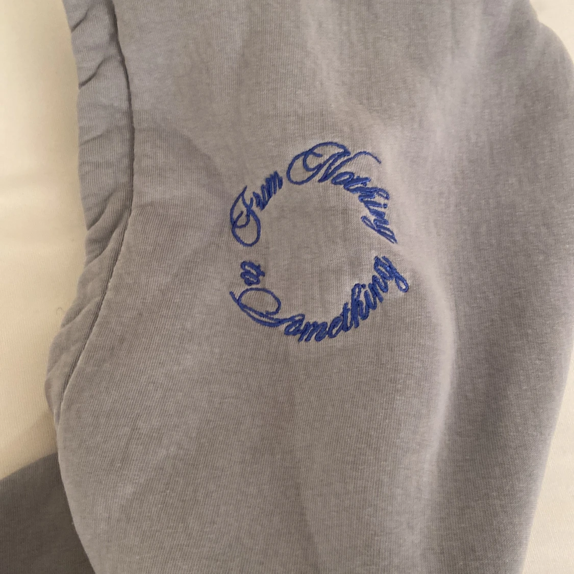 Grå hoodie från Hoodrich med ängel - 2