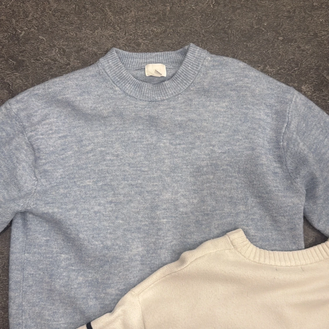 Två stickade tröjor, blå & randig - 1