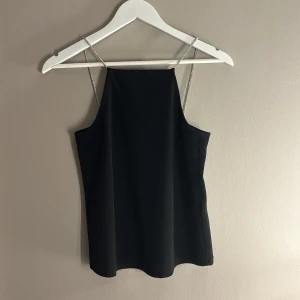 Svart linnetopp med glittriga band - Skit snyggt! Tyvärr lite för liten för mig.