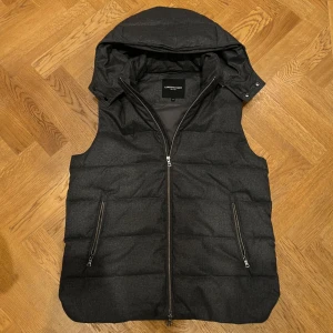 Grå puffervest från lawrence gray - Tja tja, säljer nu denna feta puffervest från lawrence gray - Skick: 9/10 - Storlek M - Tveka inte på att skriva vid minsta lilla fråga mvh!