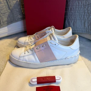 Valentino Open skor - Valentino Open skor med rosa detalj, väldigt bra skick, box och dustbags och extrasnören ingår vid bra affär