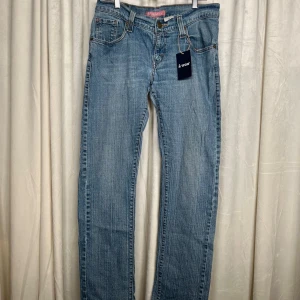 Levi's 501 ljusblå raka jeans - Mått: innerbensmått 80 cm Ytterbensmått 107 cm  Midjemått (mätt rakt över) 42 Cm Lårmått  23 cm  Grenmått  22cm                                                                      Bra skick. Hör gärna av er vid frågor!                    Följ oss : Instagram a_wearuf                                                         TikTok : awearuf                                                                   (Nr 9) 