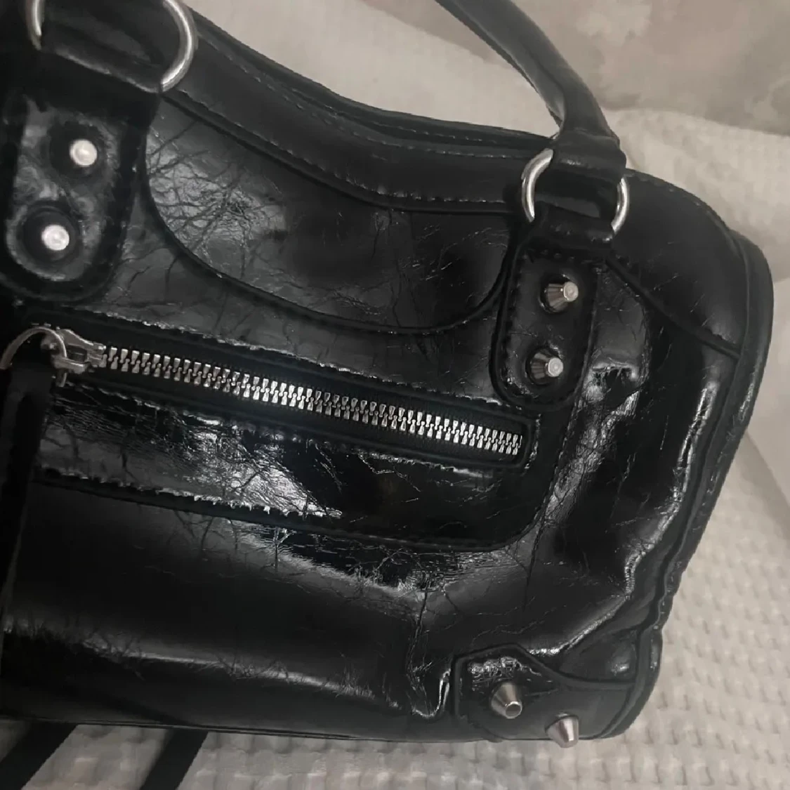 Svart handväska med dragkedja och nitar - 2