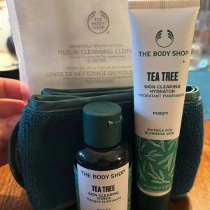 Ansikts kit Tea Tree från The Body Shop - Tea Tree Skin Clearing Toner och Skin Clearing Hydrator från The Body Shop, perfekt för dig som vill ha fräsch och klar hud. Inkluderar även en muslinduk och en mörkgrön hårband.