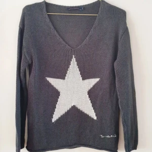 *INTRESSEKOLL* - Snygg grå stickad tröja från BondeLid i storlek S. Tröjan har en vit stjärna framtill, v-ringad hals och långa ärmar. Perfekt för dig som gillar enkel men cool design och vill ha något mjukt och bekvämt att dra på sig.