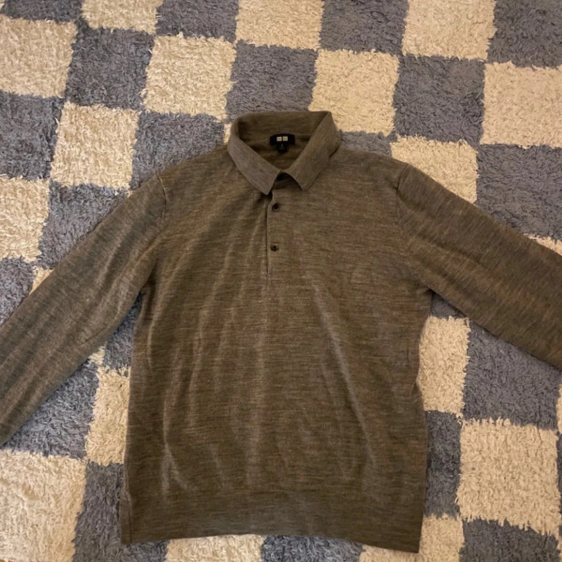 Grå pikétröja i ull från Uniqlo