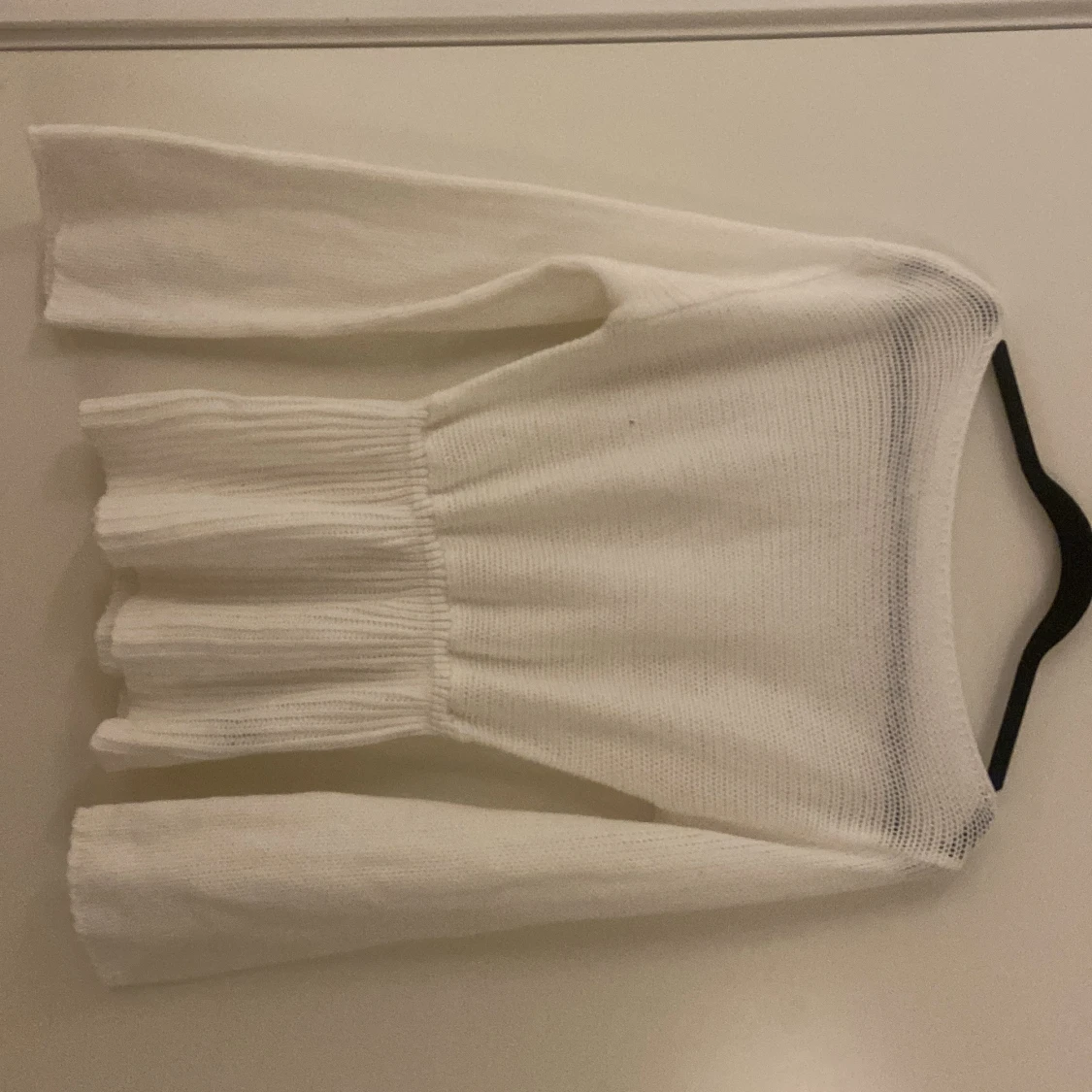 Vit stickad tröja med volang - 1