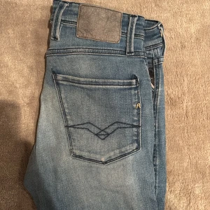 Replay anbass - Säljer ett par schyssta replay anbass jeans. En lite ljusare färg som är riktigt snygg! De är väl omhändertagna och känns som de aldrig har använts. Nypris 1500kr. Tveka inte vid minsta fundering och priset går bra att diskutera!