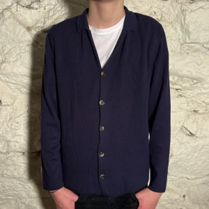 Kofta med knappar - Stilren mörkblå skjorta med klassisk krage och knäppning framtill.😁 riktig stilren.merino material 