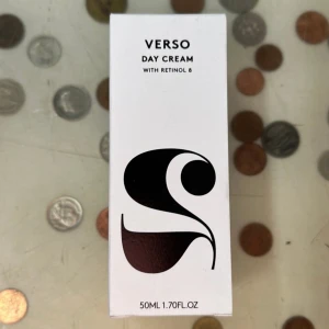 Verso Day Cream med Retinol 8 - Verso Day Cream är en ansiktskräm med Retinol 8, niacinamid och gurkmeja som skyddar huden mot miljöstress och jämnar ut hudtonen. Kommer i en vit förpackning med svart logga, innehåller 50 ml. Perfekt för dig som vill ha glow och fräsch hy.