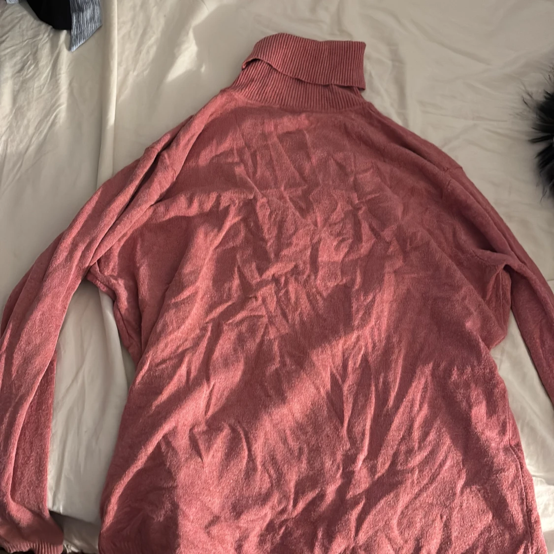 Rosa polotröja med ribbad krage - 1