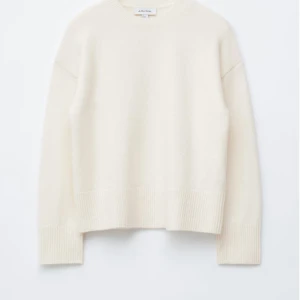 Vit stickad tröja från & Other Stories - Fin och skön tröja från Other stories 💗 endast använd ett fåtal gånger!