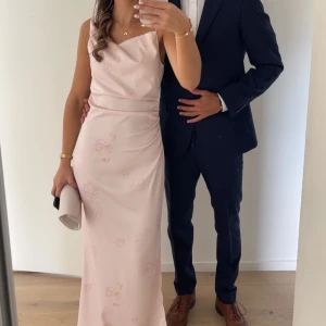 Ljusrosa långklänning med blommor - Intressekoll på min klänning från Adoore✨🫶🏻det är en ljusrosa långklänning med diskret blommigt mönster. Den är perfekt för balen och väldigt eftertraktad!✨🫶🏻