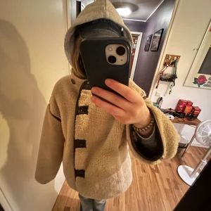 Beige teddyjacka från Primark - Säljer en beige teddyjacka från Primark! Jackan har hög krage, stora knappar framtill och två fickor. Materialet är mjuk fleece och modellen är baggy med långärmade ärmar. Köpte den på Karlaplan loppisen!! Föreslå ett pris gärna!!💗💗
