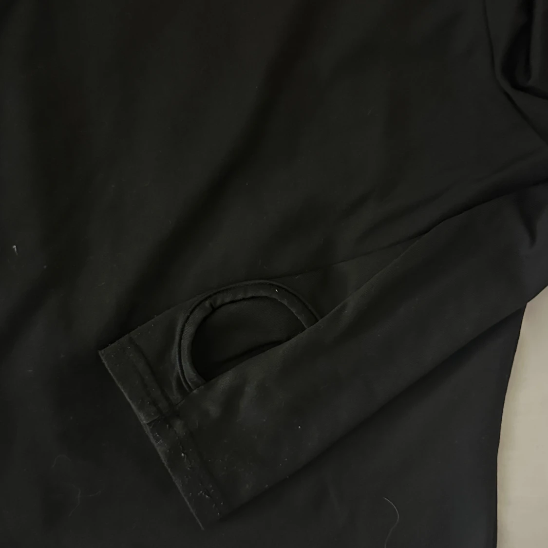 Svart långärmad tröja med tumhål - 1