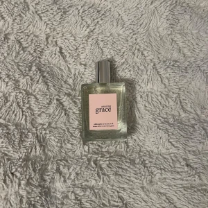 Philosophy Amazing Grace EdT 60ml - Amazing grace är en ren, lugn, feminin, elegant och klassisk doft som lugnar dina sinnen och ger en känsla av välbehag. En oemotståndlig doft med bergamott i toppnoten, liljekonvalj i hjärtat och mysk i basnoten.                                         Endast testat att spreja nån gång, nypris ca 500kr, säljer för 90kr