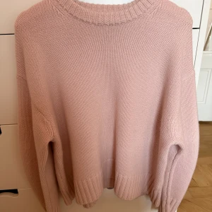 Cos tröja - Väldigt fin tröja i kashmir från Cos. Endast använd 1 gång, nypris: 2800