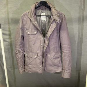 J Lindeberg field jacket S grå - Supersnygg field jacket från j Lindeberg! ! Size M! Den är grå! Perfekt för höst! Hör av dig vid frågor 🤩 obs! Inte min bild! Vid fler bilder hör av dig! 