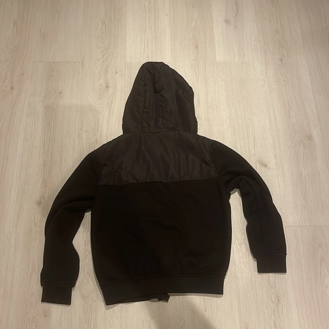 Svart pufferjacka med huva från Zara - 1