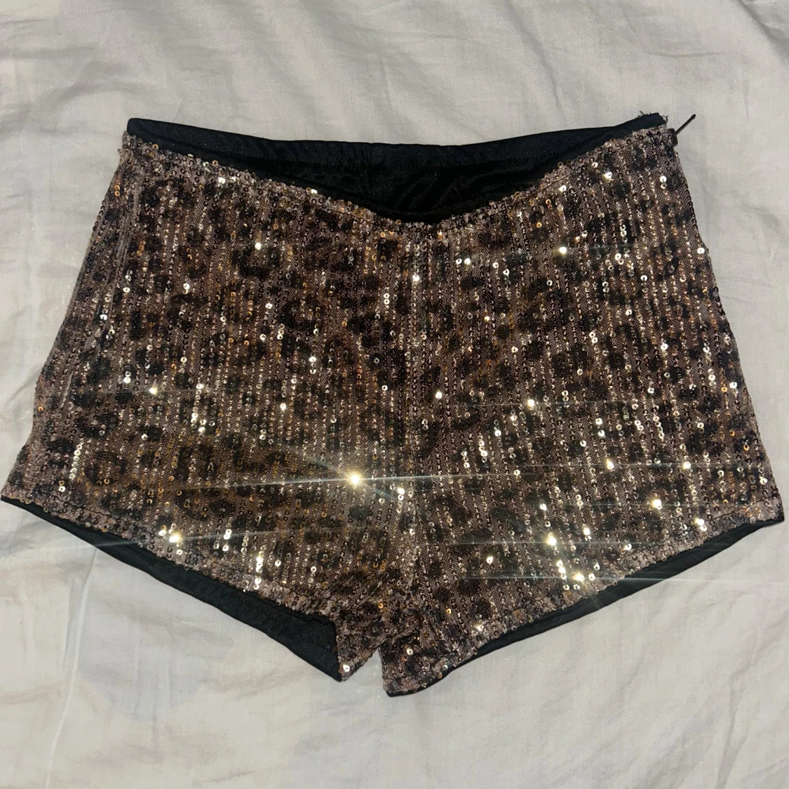Glittriga leopardmönstrade shorts