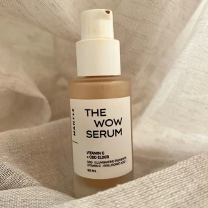 The Wow Serum  - The Wow Serum från Mantle är ett lystergivande C-vitaminserum som jämnar ut hudtonen och ger djup återfuktning. 30ml, använt ca 40%. Förvarats svalt och mörkt, öppnades för ca 3 månader sedan så håller ett bra tag till. Tycärr tappat bort korken och finns ingen box kvar. Nypris: 890kr hos Åhléns. 