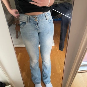 Ljusblå bootcut jeans  - Säljer ett par jätte bekväma bootcut jeans från Pull & Bear