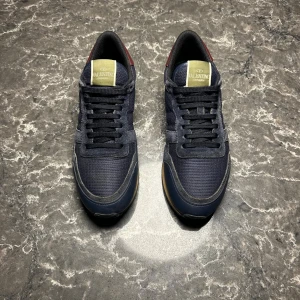 Valentino Rockrunners - Säljer ett par otroligt snygga och unika skor från det lyxiga italienska märket Valentino Garavani i modellen Rockrunner. Skorna är i mycket bra skick och är byggda med bra kvalité så dom kommer vara länge i din garderob! Nypris ligger på över 8500kronor medans vi säljer våra för endast 2199 och kan gå ned i pris vid snabb affär! Skriv gärna ifall det är några funderingar, allt bästa SkoKapet