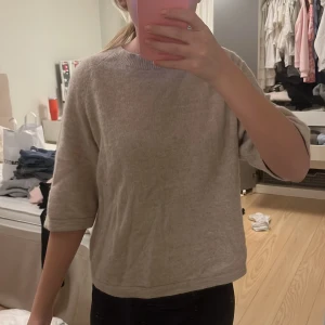Fin tröja - Superfin beige stickad trekvartsärmad tröja från other stories i storlek xs🥰pris kan diskuteras