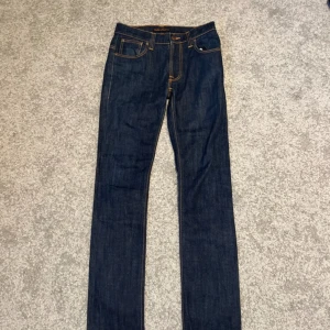 Mörkblå Nudie Jeans W29 L34 - Sjukt eftertraktade  mörkblå jeans från Nudie Jeans. Modellen heter Thin Finn och storleken är W29 L34. Skicket är mycket bra, knappast använda. Kontakta mig för frågor! Kan gå ner i pris.