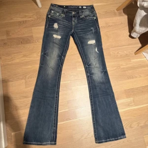 Miss Me blå bootcut jeans med broderi - Skit snygga miss me jeans som knappt är använda, jag köpte de nya men han bara använda de några fåtal gånger innan de blev för små. Storlek 26 boot. Finner inga tecken å användning.💗