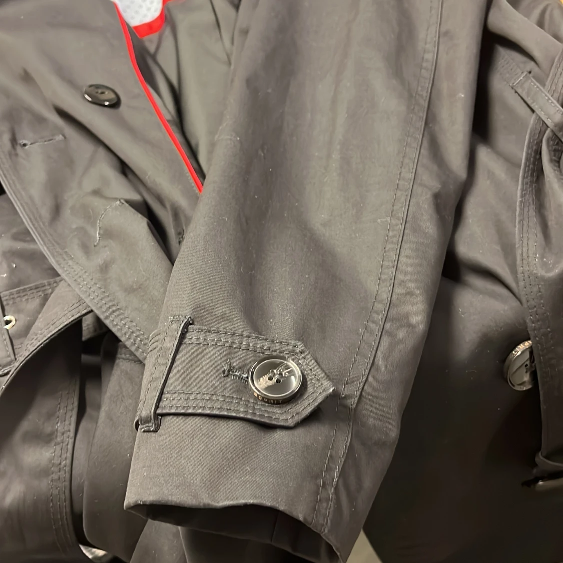 Svart trenchcoat från Esprit med bälte - 4