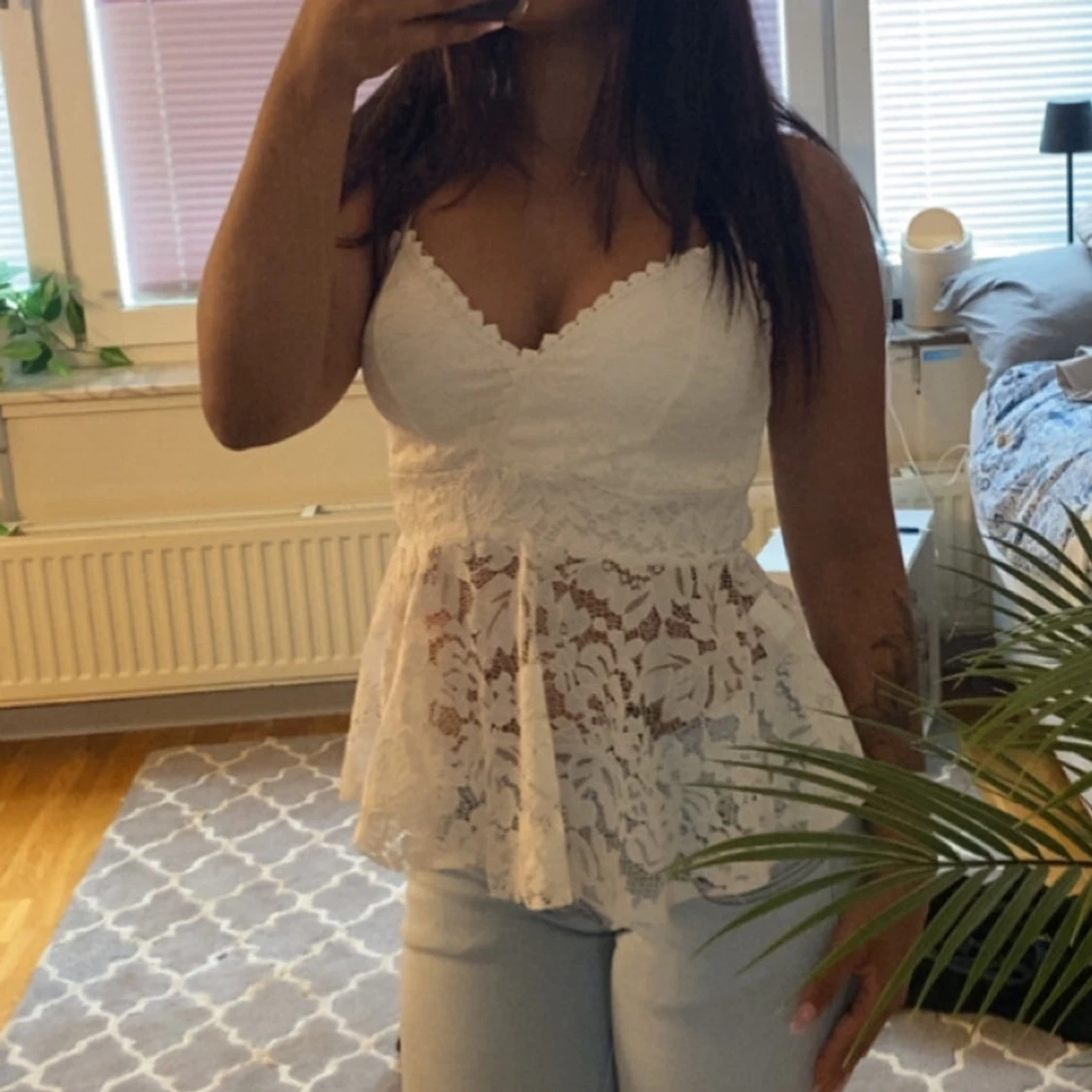 Vit spetsig linnetopp med volang - 2