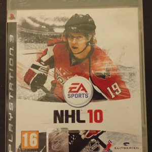 NHL 10 PlayStation 3 - NHL 10 till PlayStation 3, komplett med fodral, manual och skiva i gott skick. Upplev realistiska hockeymatcher, nya cup-lägen och Elitserien. Skivan och omslaget har minimalt slitage, allt fungerar som det ska. Perfekt för hockeyfans och samlare!