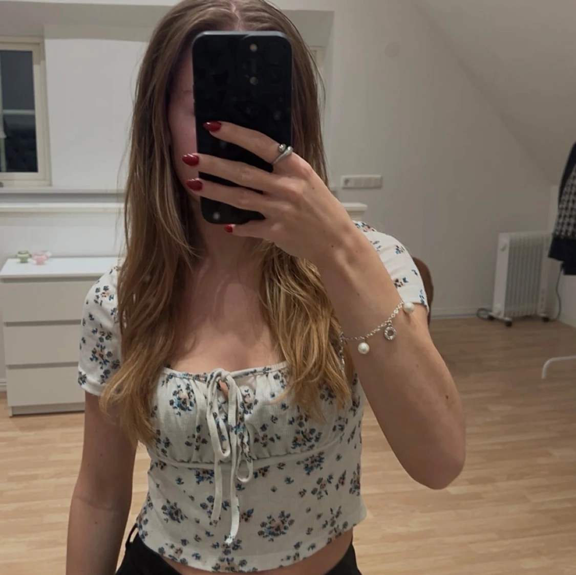 Vit blommig croppad topp med snörning