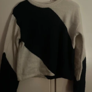Svartvit stickad tröja Gina Tricot - Säljer en stickad tröja från Gina Tricot (Gina Young) i storlek 158/164. Har använts lite förut men kommer tyvärr inte till användning längre, och det är därför jag väljer att sälja. Pris går alltid att diskutera.