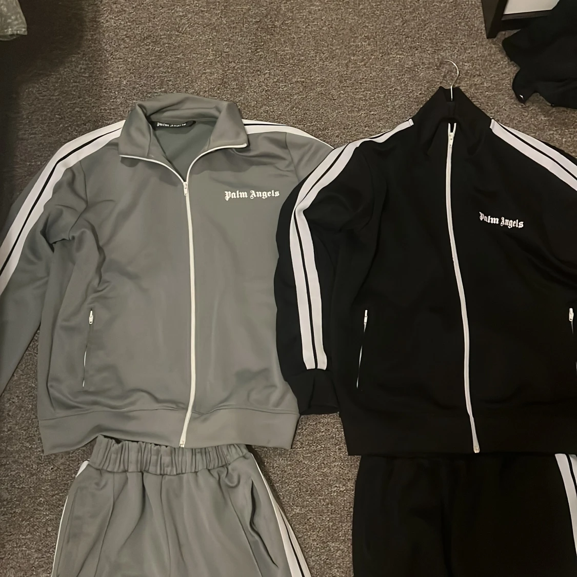 Palm Angels träningsbyxor. Gröna setet i storlek L) och det svarta i storlek M - 2