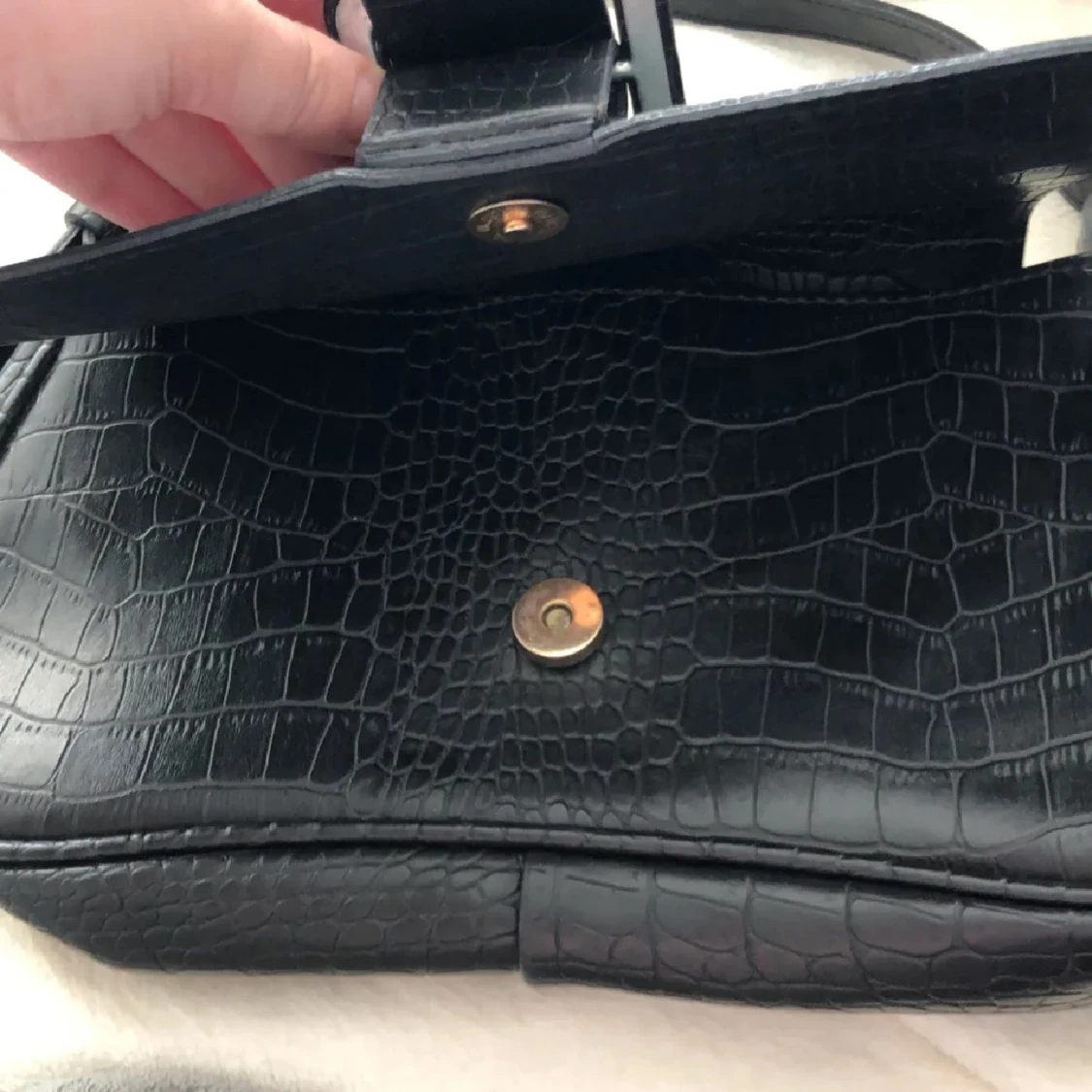 Svart axelväska med krokopräglad yta - 3
