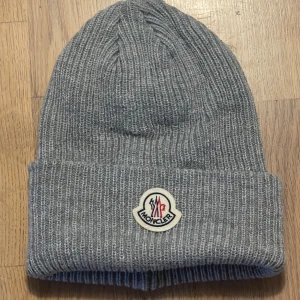 Moncler mössa  - Grå Moncler mössa 