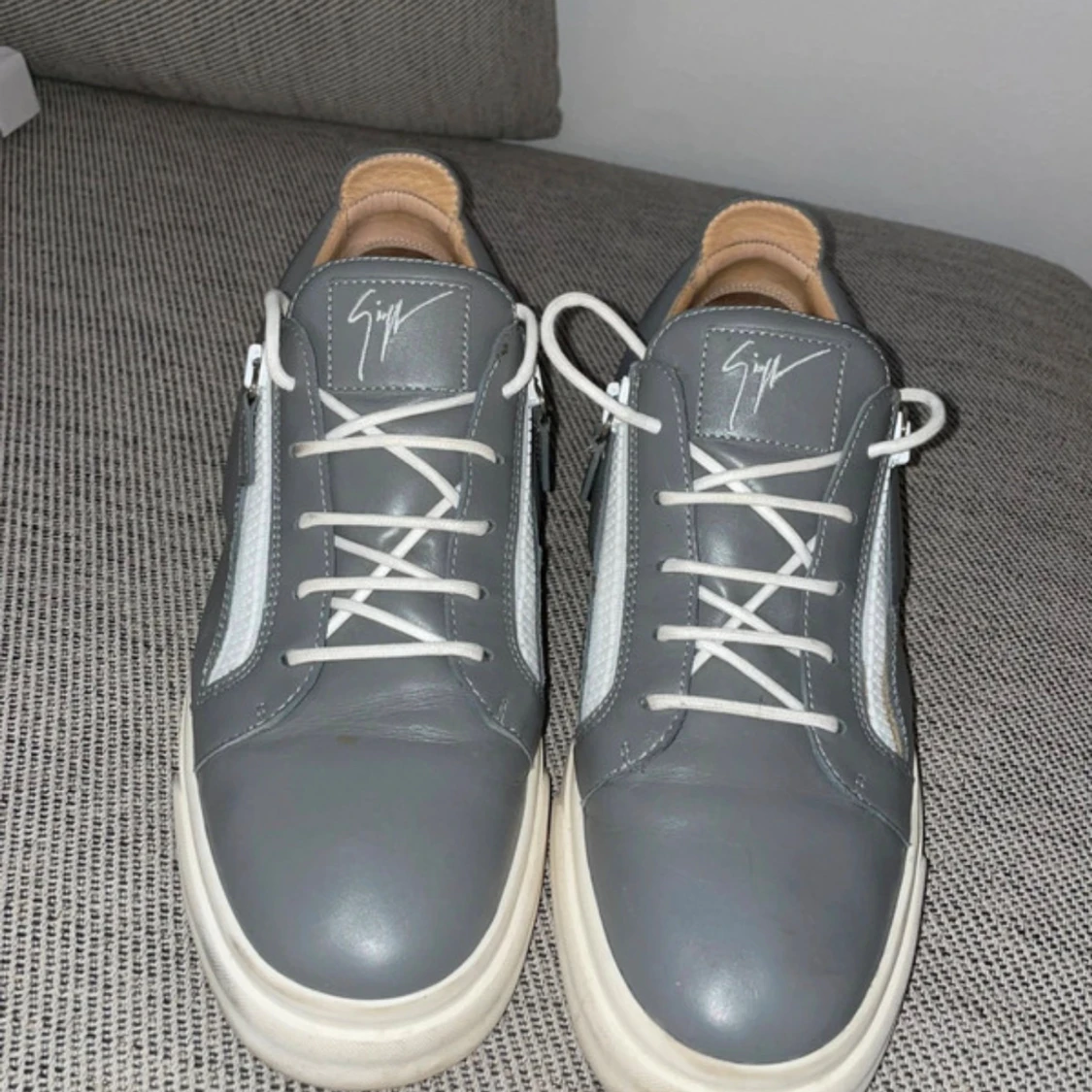 Grå sneakers från Giuseppe Zanotti - 2