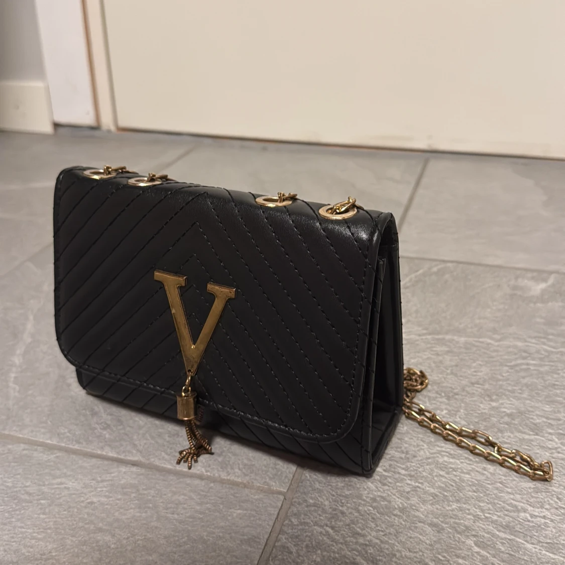 Svart quiltad axelväska med kedja - 1