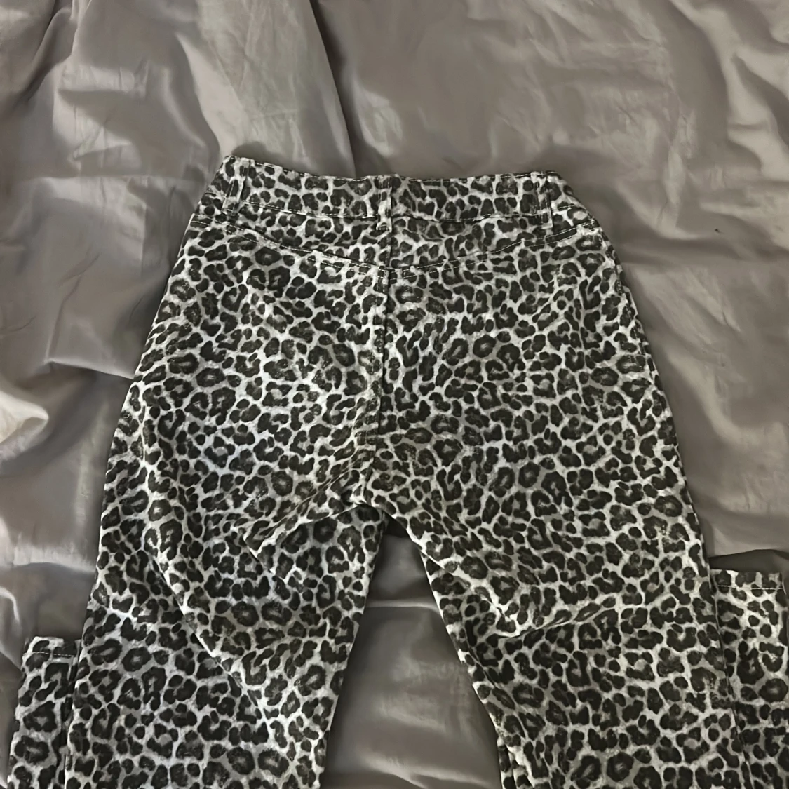 Leopardmönstrade bootcut jeans från Lindex - 2