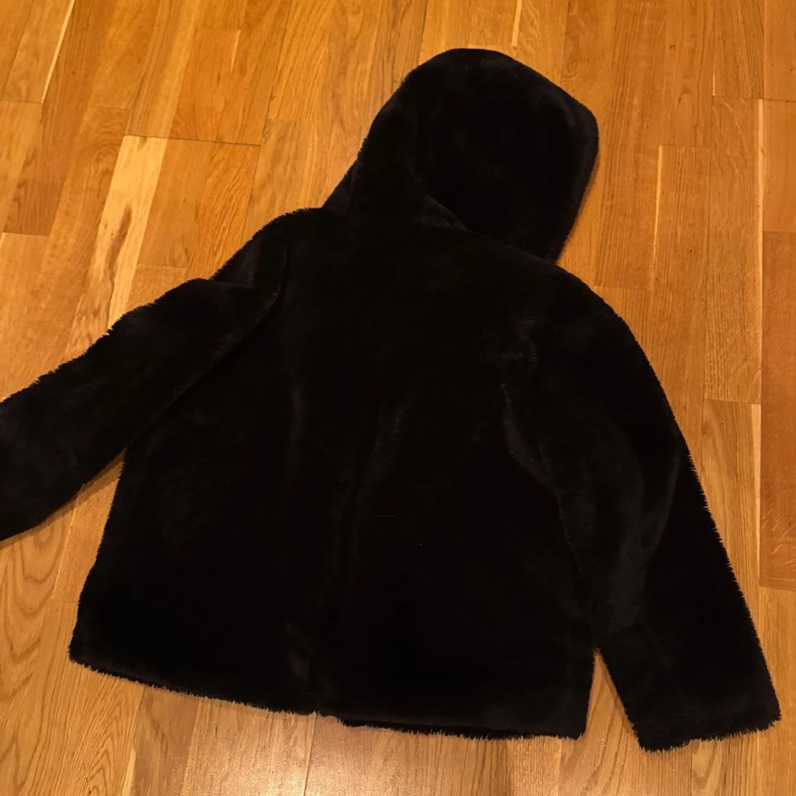 Svart pälsjacka med huva - 2